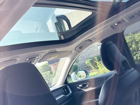 Used 2018 Volvo XC60 T5 Momentum w/ Convenience Package AWD/4WD image 11