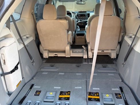 Used 2014 Toyota Sienna LE image 8
