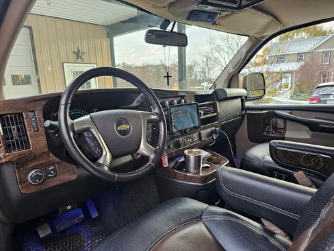 Used 2015 Chevrolet Express 2500 Extended Van 3D image 10
