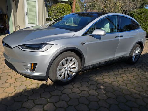 Used 2016 Tesla Model X 75D image 2