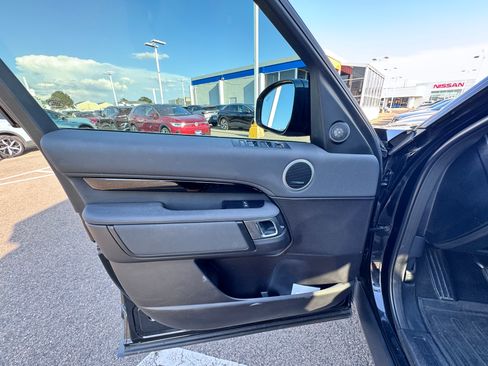 Used 2019 Land Rover Discovery SE image 2