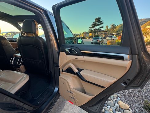 Used 2017 Porsche Cayenne S image 8