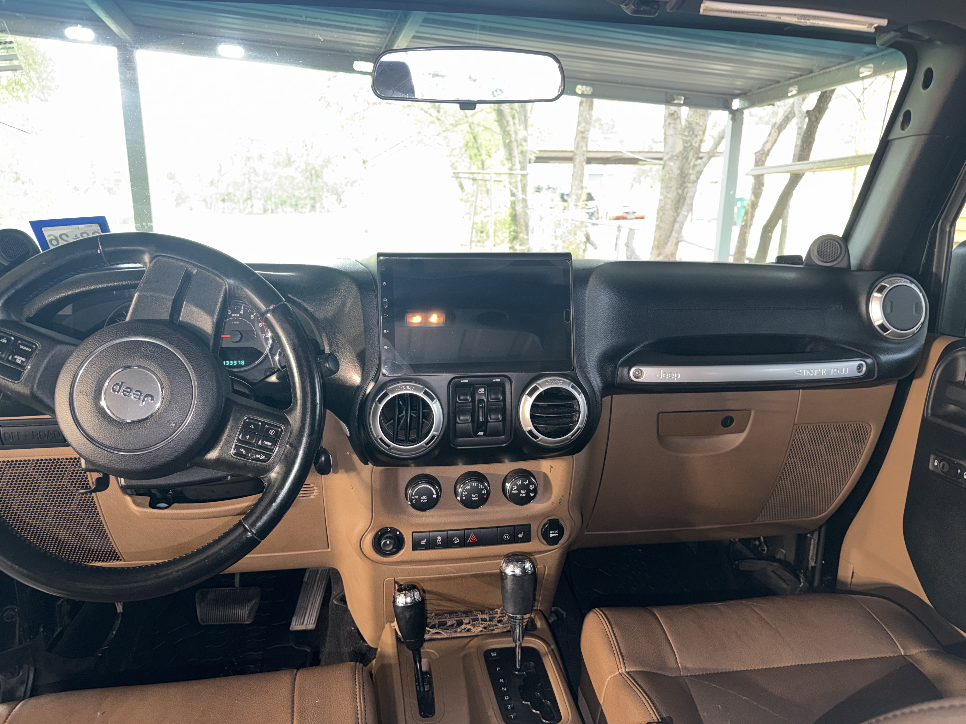 Used 2011 Jeep Wrangler Unlimited Rubicon w/ Connectivity Group AWD/4WD image 4