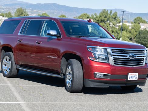 Used 2018 Chevrolet Suburban Premier image 2