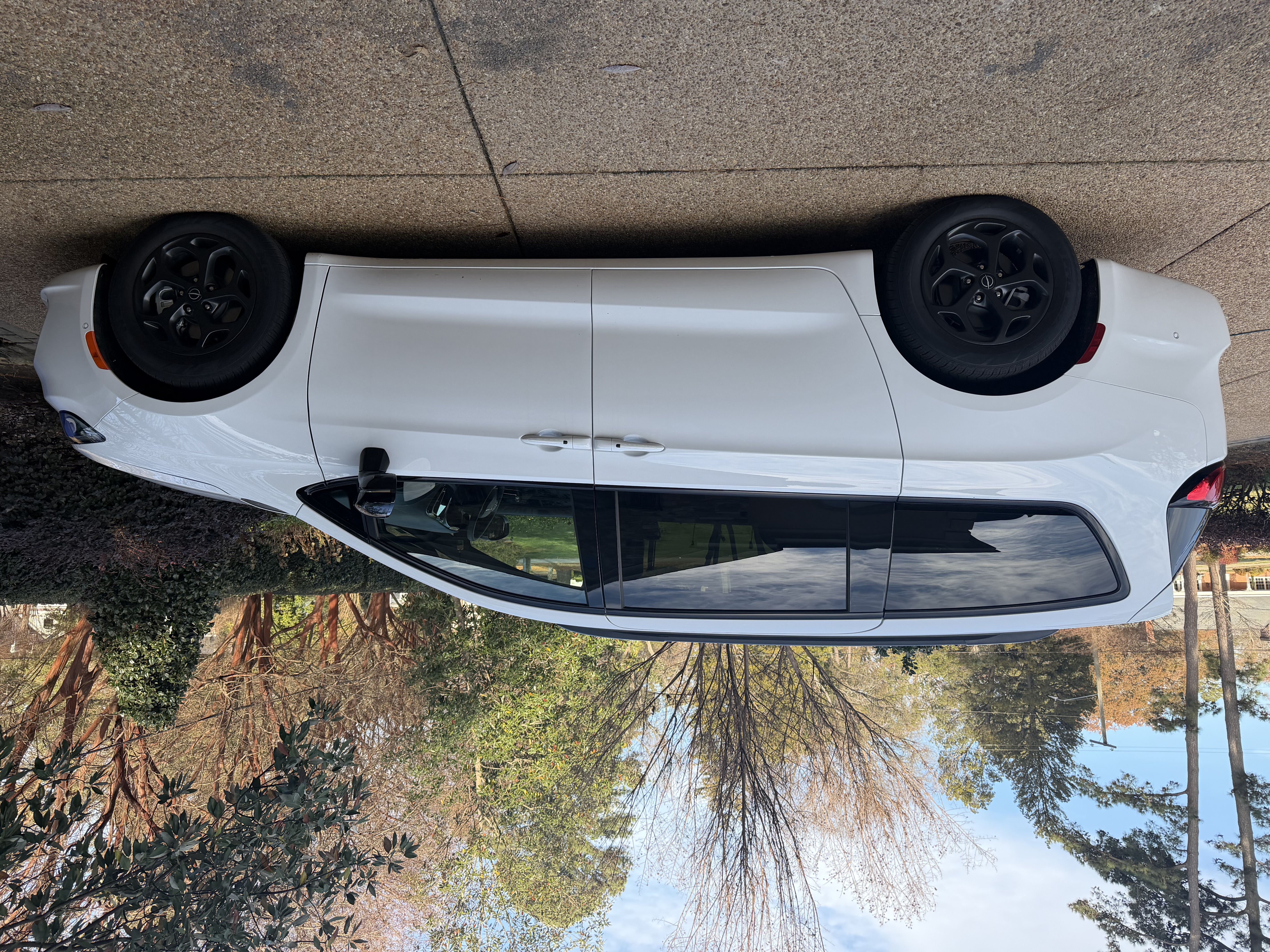 Used 2025 Chrysler Pacifica Premium FWD image 2
