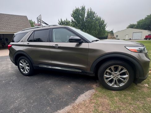 Used 2021 Ford Explorer Limited w/ Equipment Group 301A AWD/4WD image 4