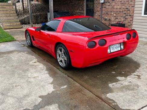 Used 1998 Chevrolet Corvette Coupe w/ Memory Pkg RWD image 2