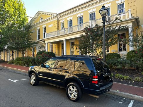 Used 2008 Ford Explorer XLT image 2