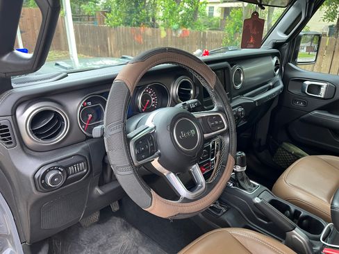 Used 2021 Jeep Wrangler Unlimited Rubicon w/ Cold Weather Group AWD/4WD image 5