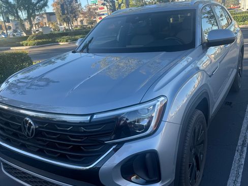 Used 2025 Volkswagen Atlas Cross Sport SE image 1