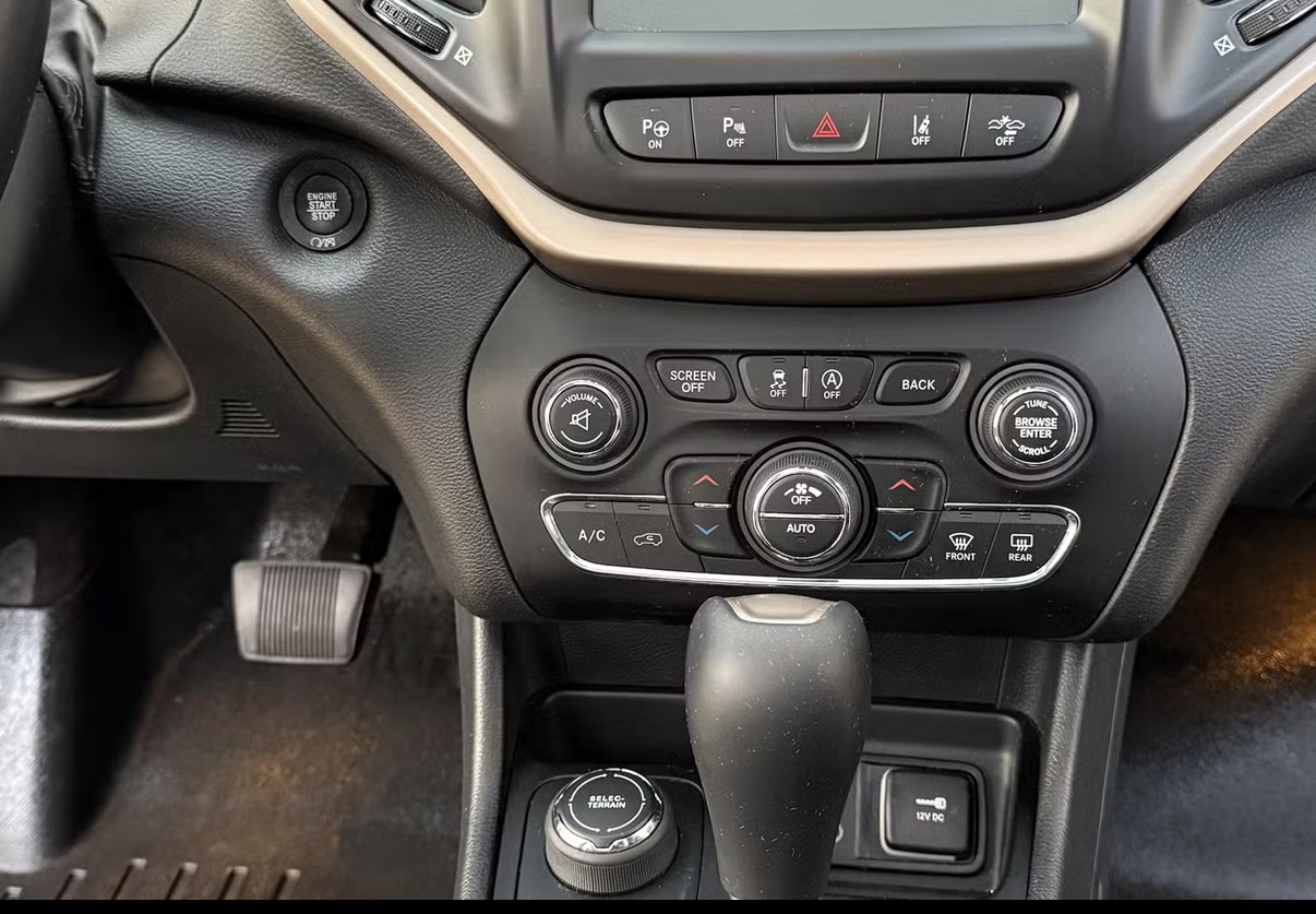 Used 2017 Jeep Cherokee Limited w/ Luxury Group AWD/4WD image 11