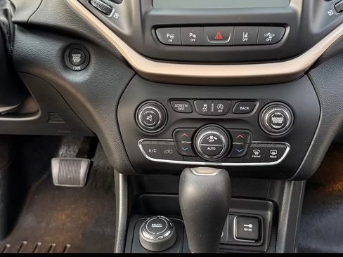 Used 2017 Jeep Cherokee Limited w/ Luxury Group AWD/4WD image 11