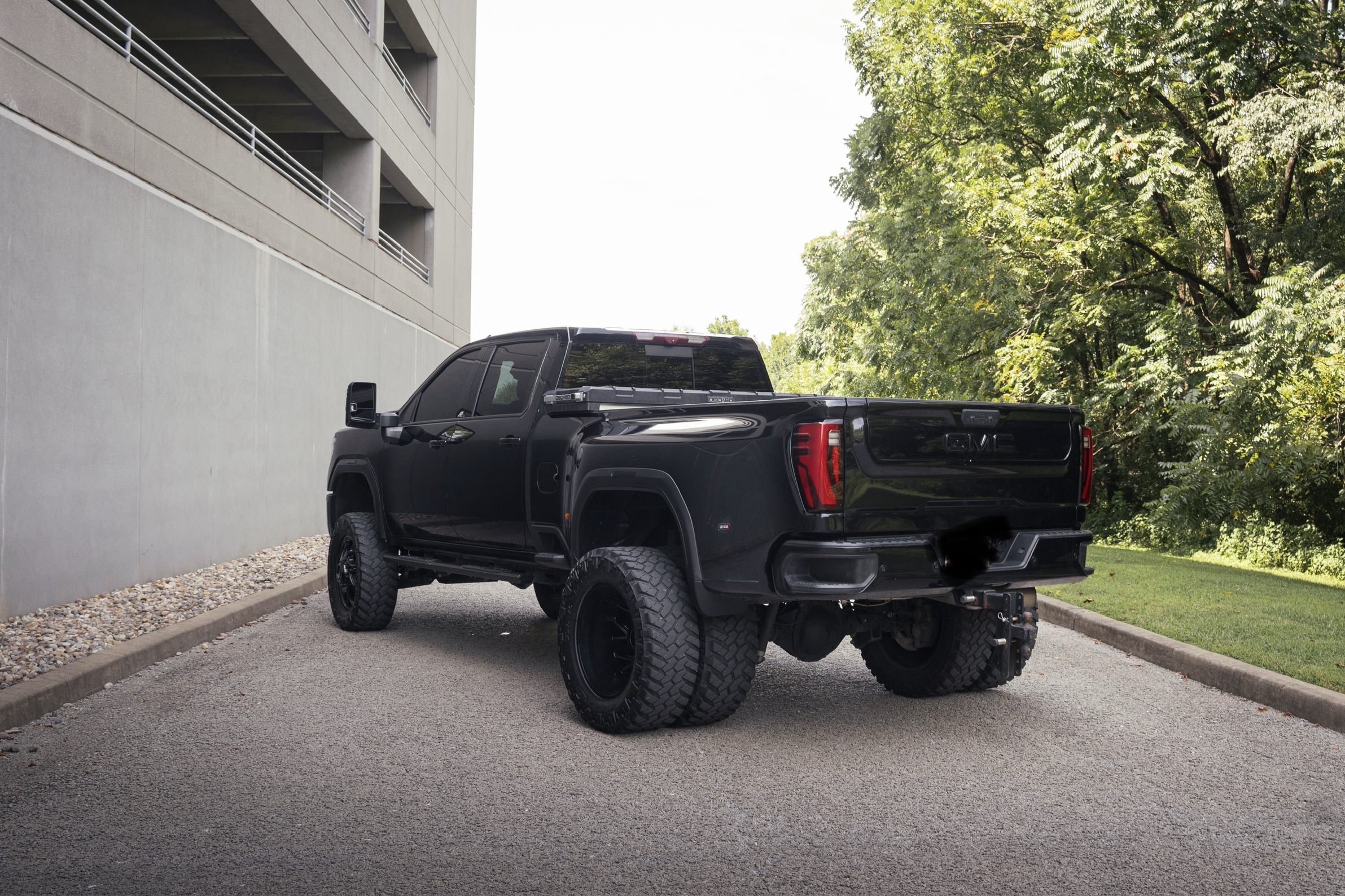 Used 2024 GMC Sierra 3500 Denali w/ Technology Package AWD/4WD image 2