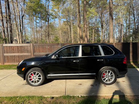 Used 2004 Porsche Cayenne Turbo image 1