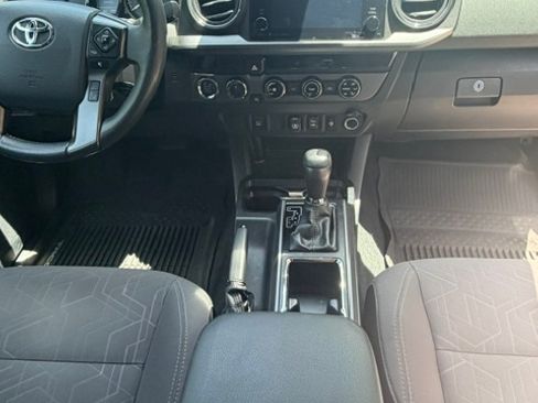 Used 2018 Toyota Tacoma TRD Sport AWD/4WD image 12