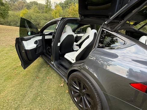 Used 2022 Tesla Model X Plaid image 9
