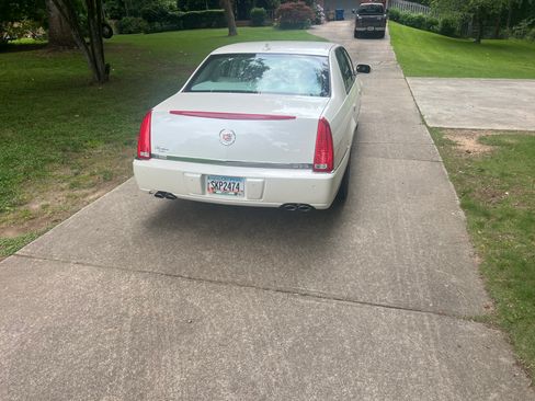 Used 2010 Cadillac DTS Luxury FWD image 4