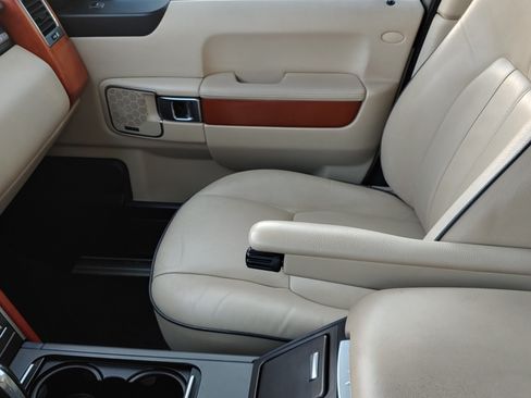 Used 2011 Land Rover Range Rover HSE image 17