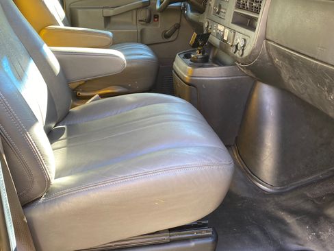 Used 2018 GMC Savana 3500 w/ Driver Convenience Package image 7