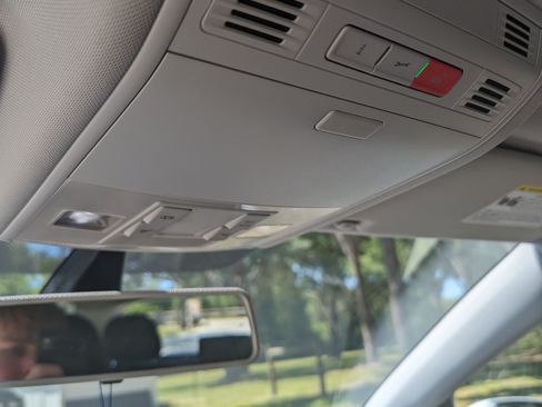 Used 2019 Volkswagen e-Golf SE w/ Driver Assistance Package image 18