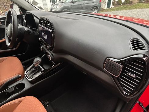 Used 2025 Kia Soul EX image 12