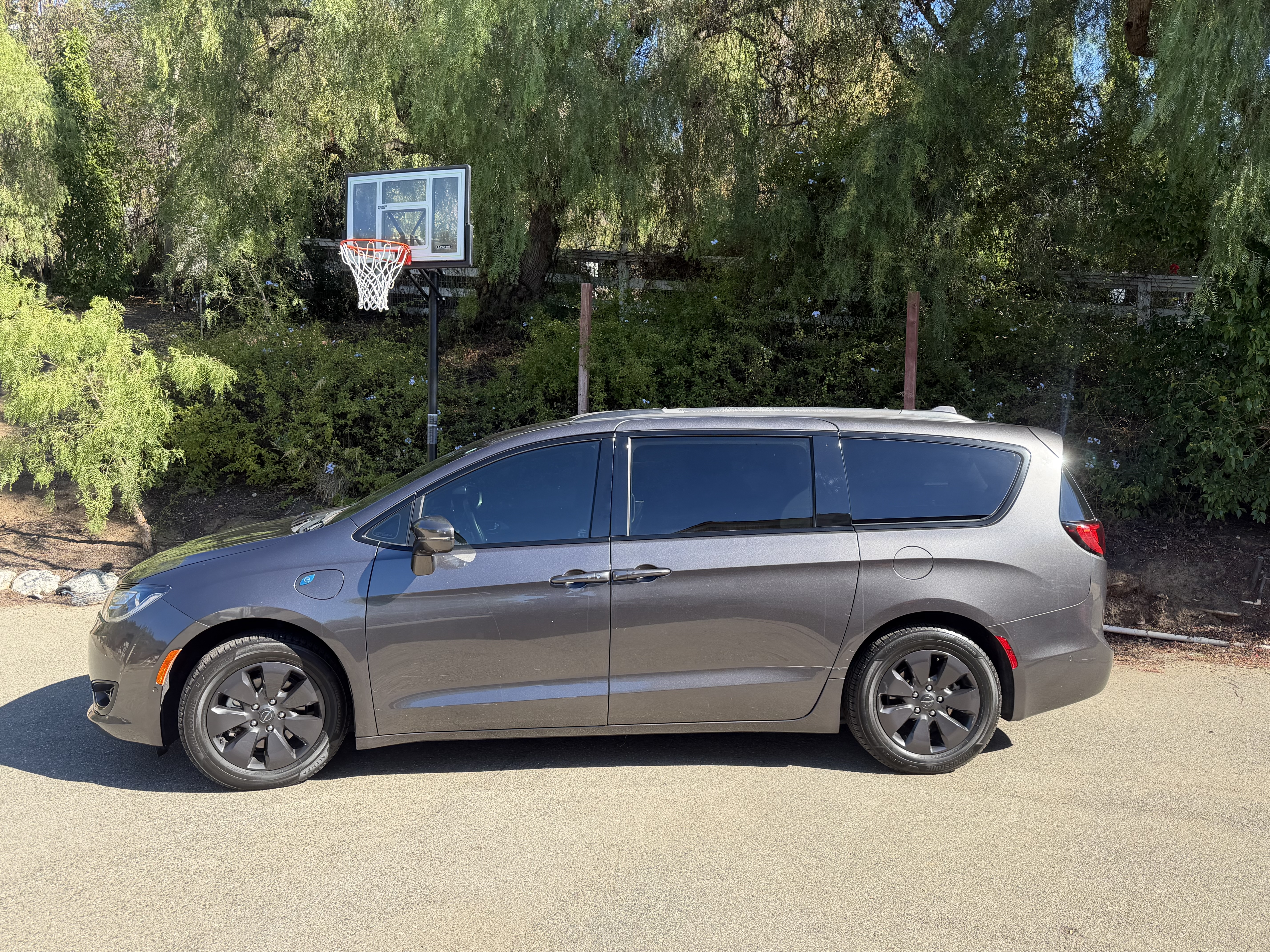 Used 2020 Chrysler Pacifica Limited w/ Advanced Safetytec Group FWD image 4
