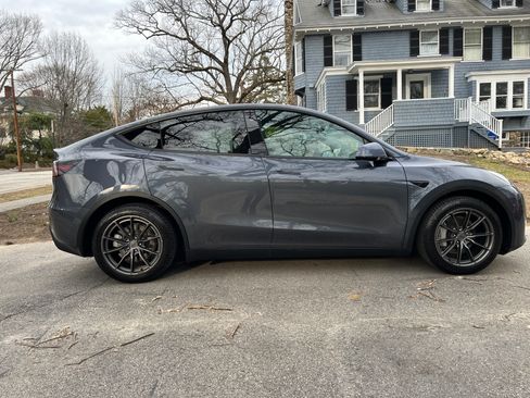 Used 2022 Tesla Model Y Long Range image 6