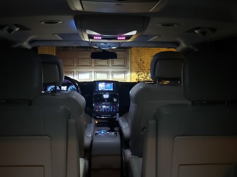 Used 2012 Chrysler Town & Country Limited w/ Luxury Group image 22