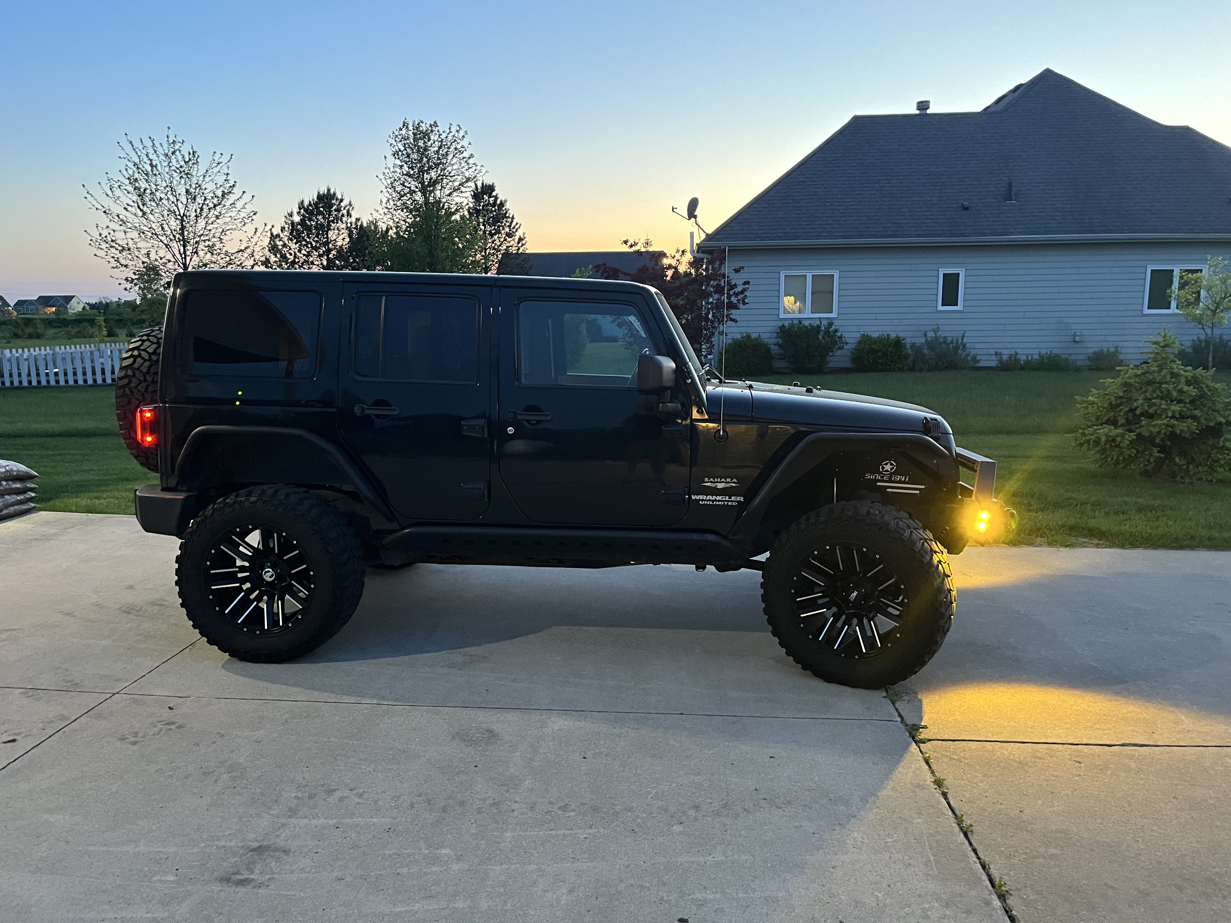 Used 2013 Jeep Wrangler Unlimited Sahara w/ Connectivity Group AWD/4WD image 2