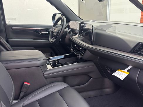 Used 2025 Chevrolet Tahoe LT RWD image 9