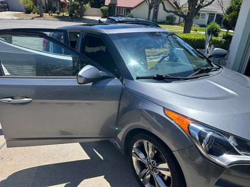 Used 2017 Hyundai Veloster Value Edition FWD image 2