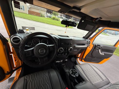Used 2012 Jeep Wrangler Sahara w/ Connectivity Group AWD/4WD image 23