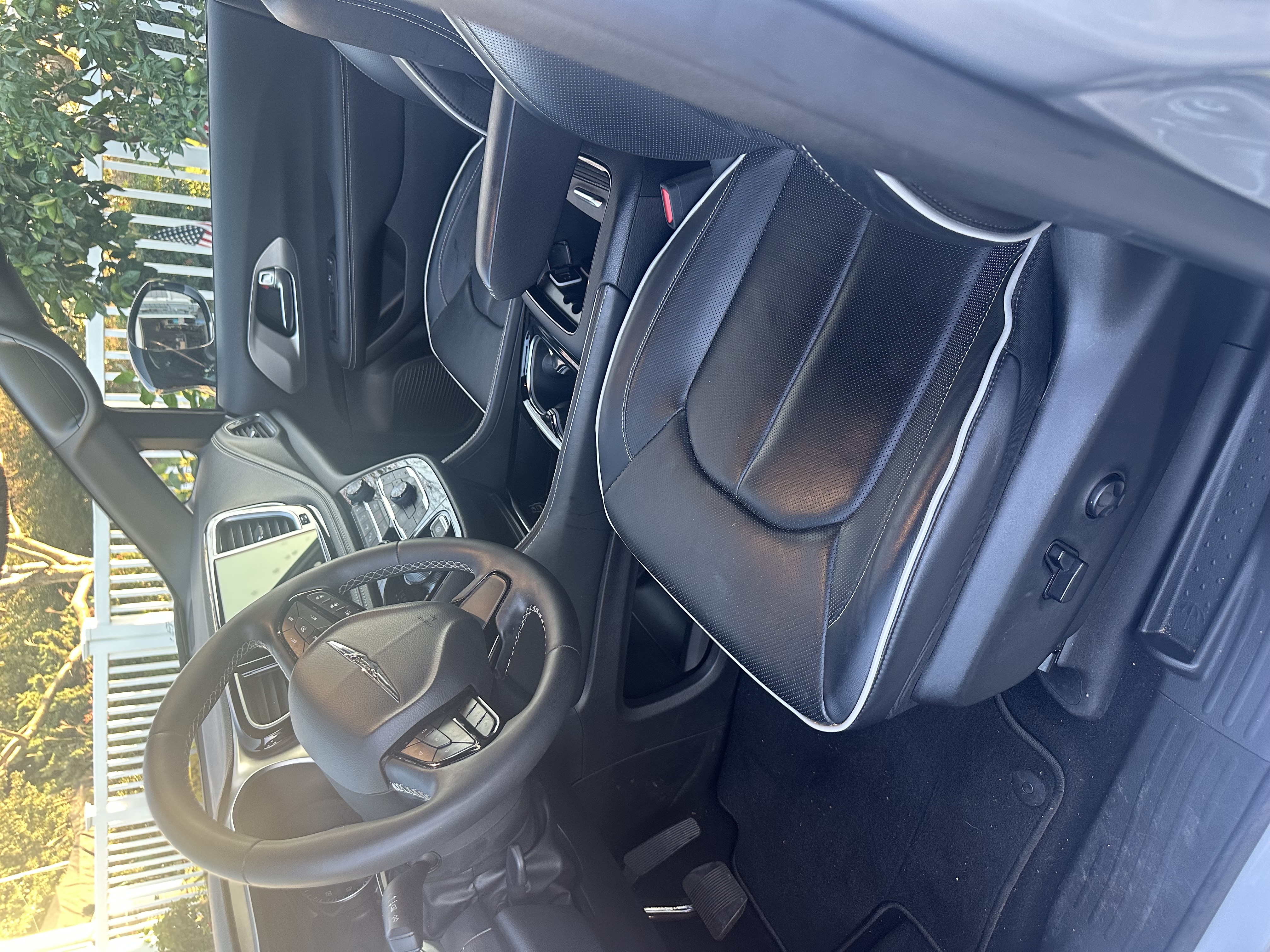 Used 2024 Chrysler Pacifica Limited w/ S Appearance Package FWD image 16