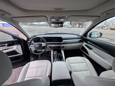 Used 2024 Kia Telluride EX w/ EX Captain's Chair Package image 17