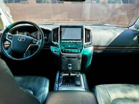 Used 2016 Toyota Land Cruiser image 9