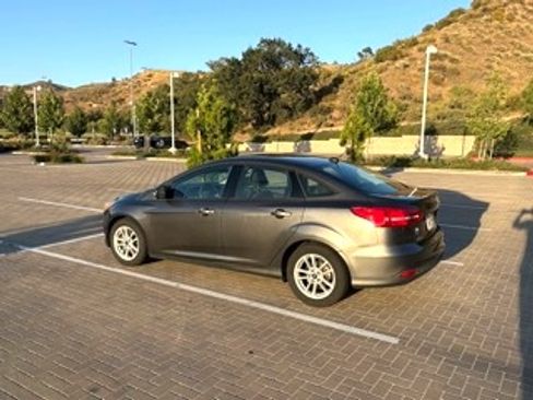 Used 2017 Ford Focus SE FWD image 6