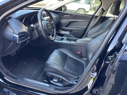 Used 2019 Jaguar XE image 7
