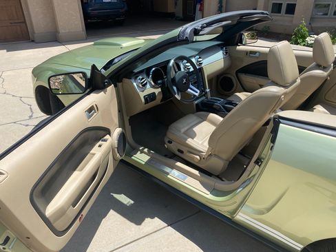 Used 2006 Ford Mustang Convertible RWD image 12