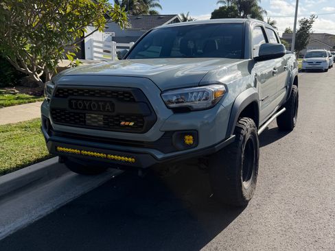 Used 2022 Toyota Tacoma TRD Off-Road w/ Technology Package AWD/4WD image 4