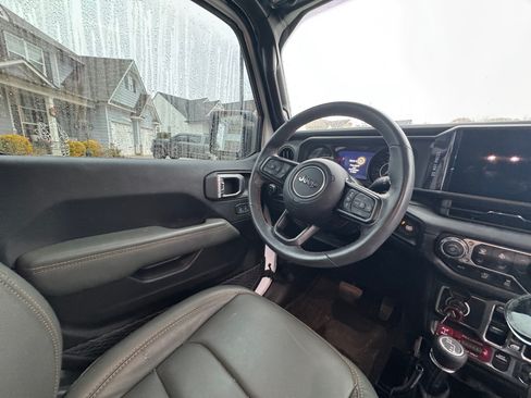 Used 2024 Jeep Gladiator Mojave w/ Technology Group image 10