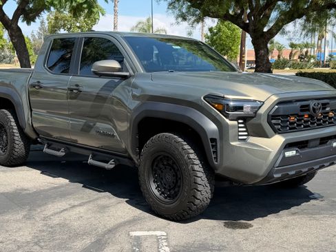 Used 2024 Toyota Tacoma TRD Off-Road w/ TRD Off Road Premium Package AWD/4WD image 15