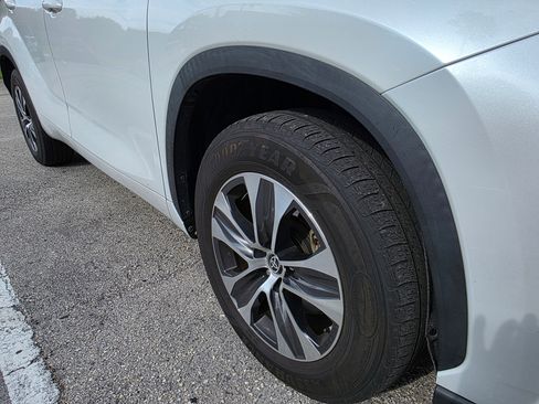 Used 2022 Toyota Highlander XLE image 6