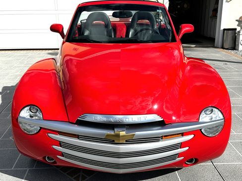Used 2003 Chevrolet SSR w/ Preferred Equipment Group image 2