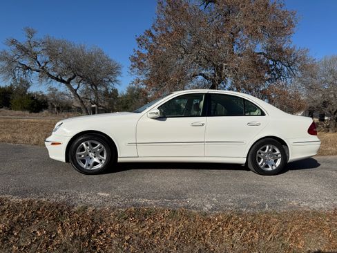 Used 2005 Mercedes-Benz E 320 CDI Sedan image 2