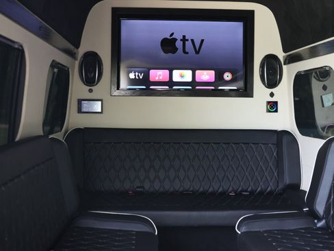 Used 2015 Mercedes-Benz Sprinter 2500 image 1