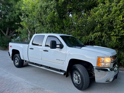 Used 2009 Chevrolet Silverado 2500 LT w/ Exterior Plus Package image 5
