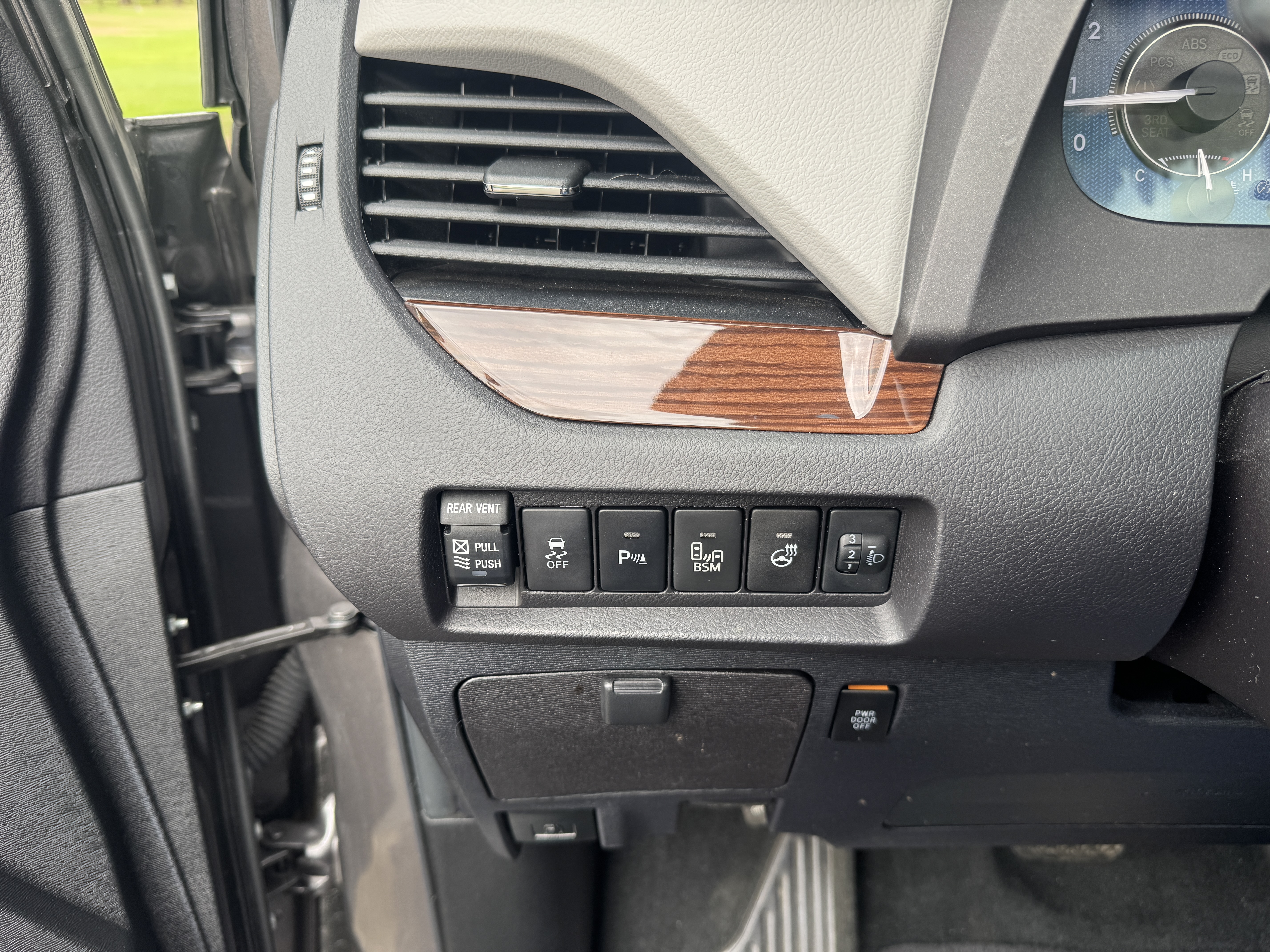 Used 2017 Toyota Sienna Limited Premium FWD image 12