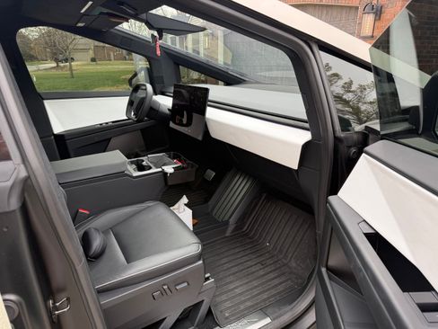 Used 2024 Tesla Cybertruck AWD Crew Cab image 10