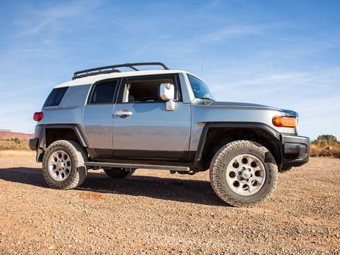 Used 2012 Toyota FJ Cruiser Sport Utility 2D image 2