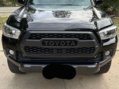 Used 2017 Toyota Tacoma TRD Off-Road image 4